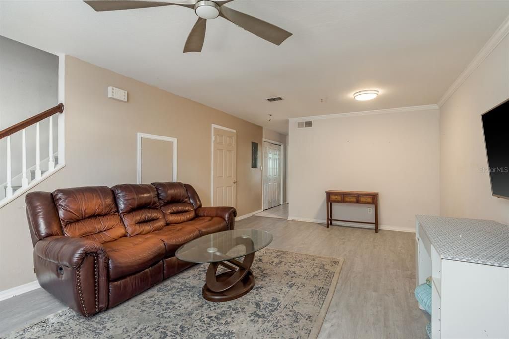 For Sale: $170,000 (2 beds, 1 baths, 1051 Square Feet)