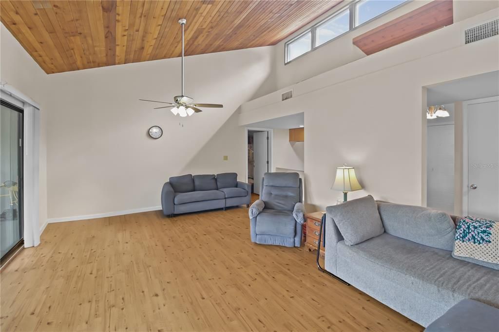 待售: $130,000 (2 贝兹, 2 浴室, 1123 平方英尺)