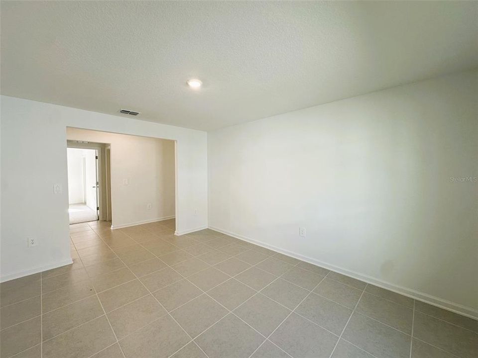 合同活跃: $2,099 (4 贝兹, 3 浴室, 2174 平方英尺)