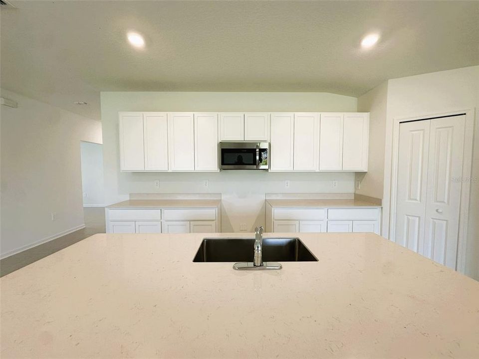 合同活跃: $2,099 (4 贝兹, 3 浴室, 2174 平方英尺)