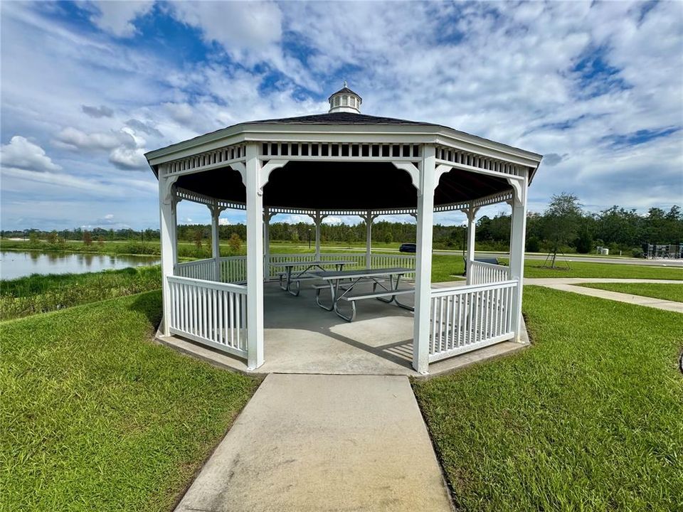 合同活跃: $2,099 (4 贝兹, 3 浴室, 2174 平方英尺)