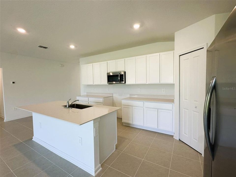 合同活跃: $2,099 (4 贝兹, 3 浴室, 2174 平方英尺)