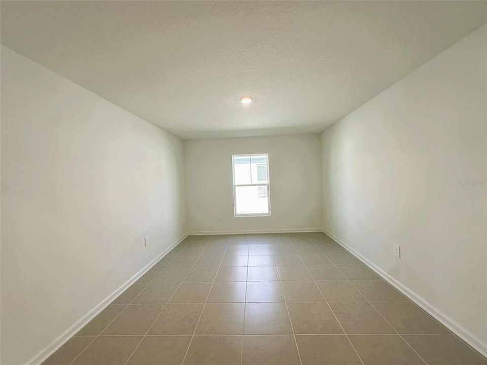 合同活跃: $2,099 (4 贝兹, 3 浴室, 2174 平方英尺)