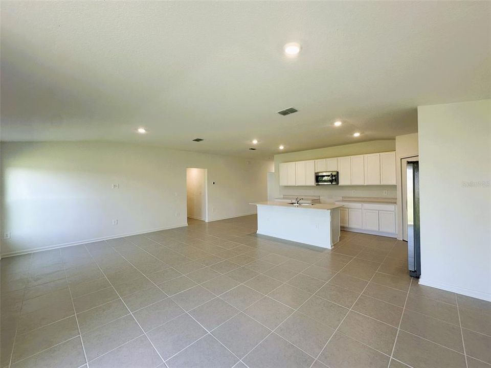 合同活跃: $2,099 (4 贝兹, 3 浴室, 2174 平方英尺)