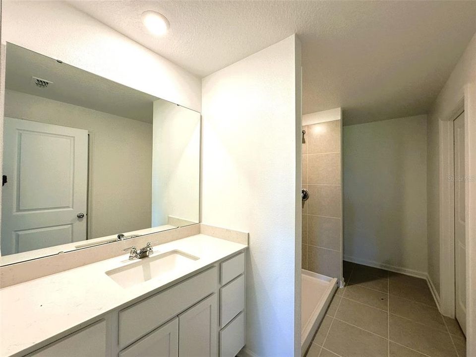 合同活跃: $2,099 (4 贝兹, 3 浴室, 2174 平方英尺)