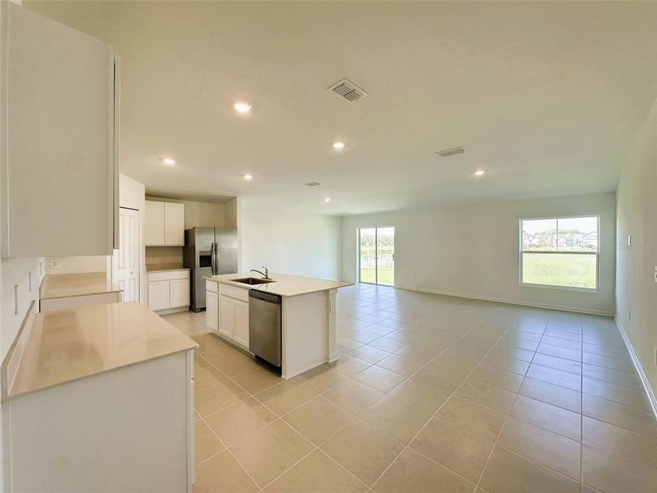 合同活跃: $2,099 (4 贝兹, 3 浴室, 2174 平方英尺)