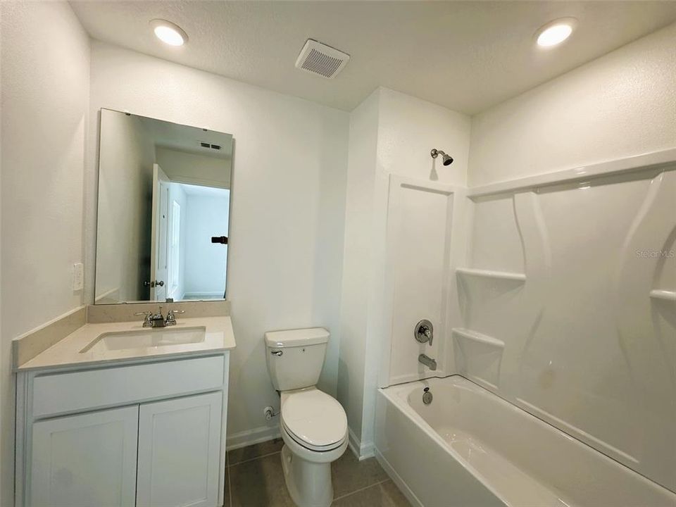 合同活跃: $2,099 (4 贝兹, 3 浴室, 2174 平方英尺)