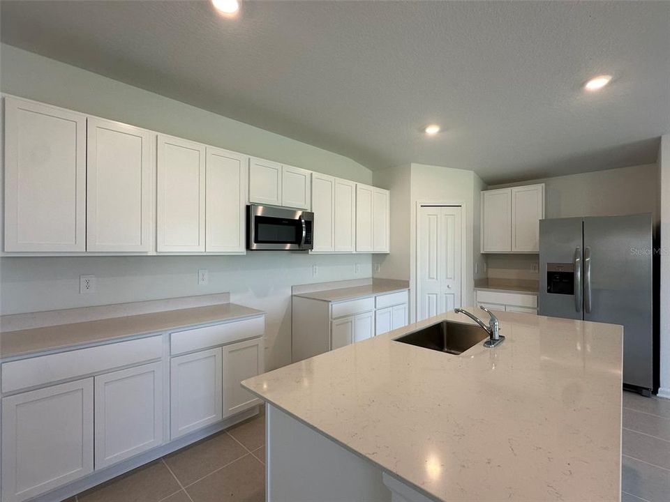 合同活跃: $2,099 (4 贝兹, 3 浴室, 2174 平方英尺)