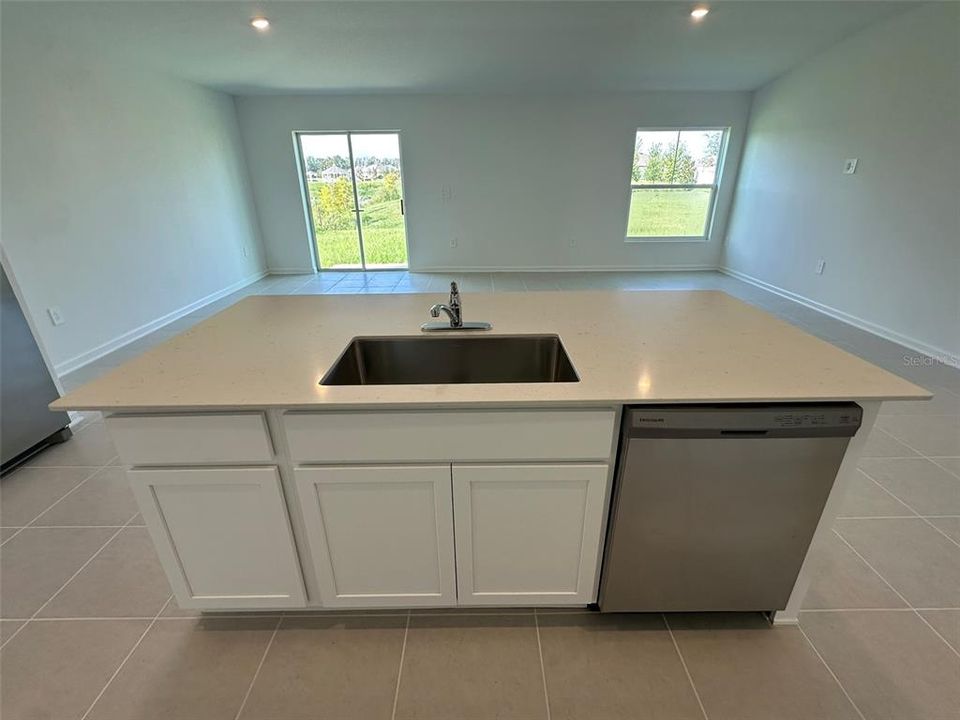 合同活跃: $2,099 (4 贝兹, 3 浴室, 2174 平方英尺)