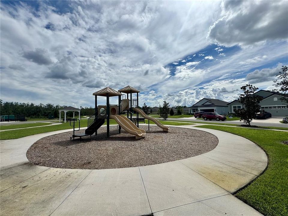 合同活跃: $2,099 (4 贝兹, 3 浴室, 2174 平方英尺)