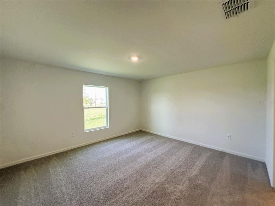 合同活跃: $2,099 (4 贝兹, 3 浴室, 2174 平方英尺)