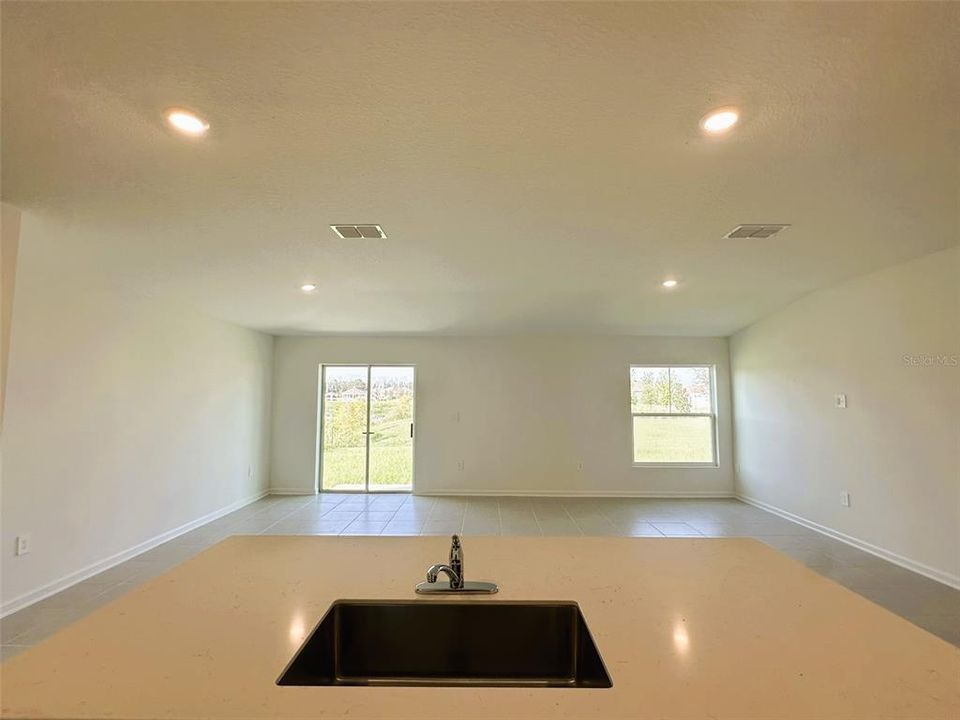 合同活跃: $2,099 (4 贝兹, 3 浴室, 2174 平方英尺)