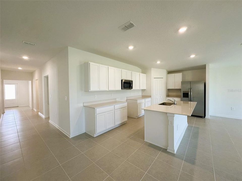 合同活跃: $2,099 (4 贝兹, 3 浴室, 2174 平方英尺)