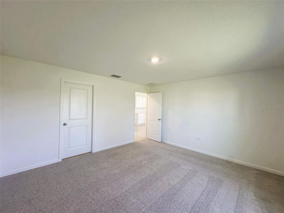 合同活跃: $2,099 (4 贝兹, 3 浴室, 2174 平方英尺)