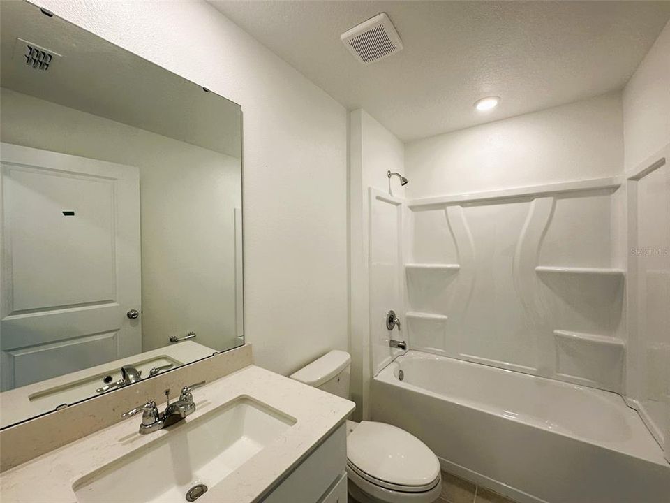 合同活跃: $2,099 (4 贝兹, 3 浴室, 2174 平方英尺)