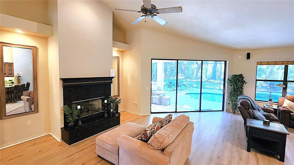 合同活跃: $475,000 (3 贝兹, 2 浴室, 2119 平方英尺)