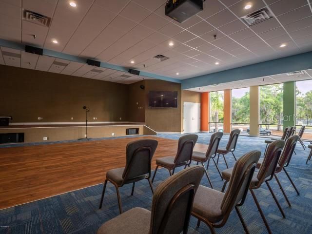 合同活跃: $475,000 (3 贝兹, 2 浴室, 2119 平方英尺)