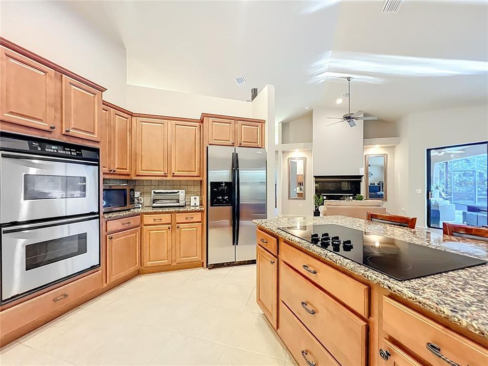 合同活跃: $475,000 (3 贝兹, 2 浴室, 2119 平方英尺)