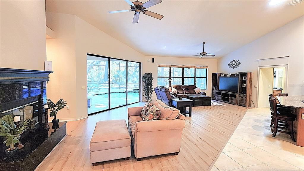 合同活跃: $475,000 (3 贝兹, 2 浴室, 2119 平方英尺)