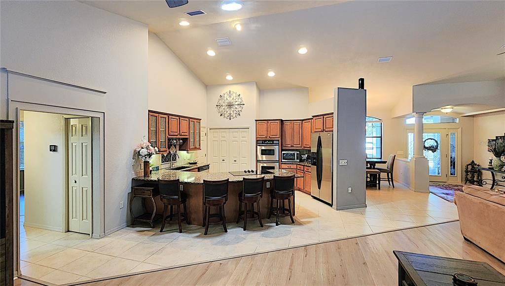 合同活跃: $475,000 (3 贝兹, 2 浴室, 2119 平方英尺)