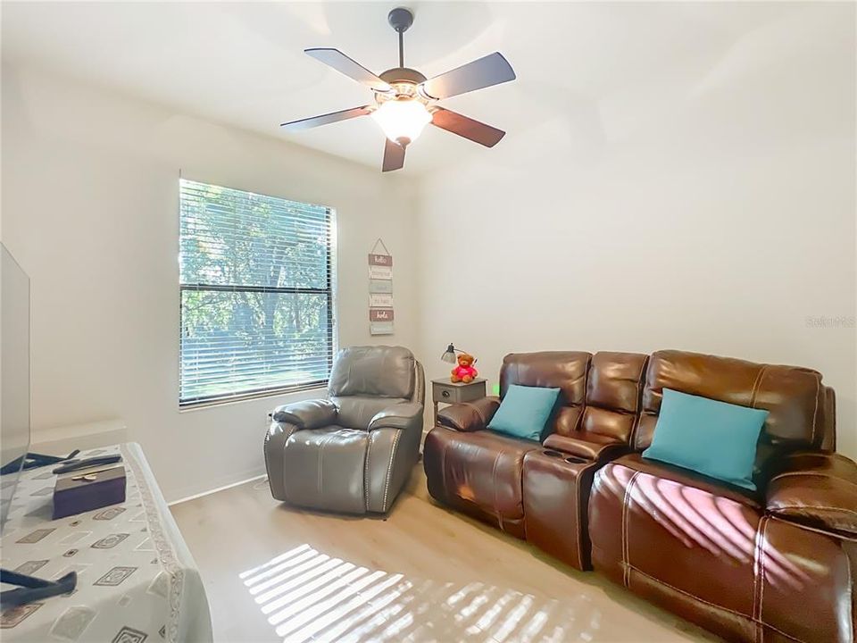 合同活跃: $475,000 (3 贝兹, 2 浴室, 2119 平方英尺)