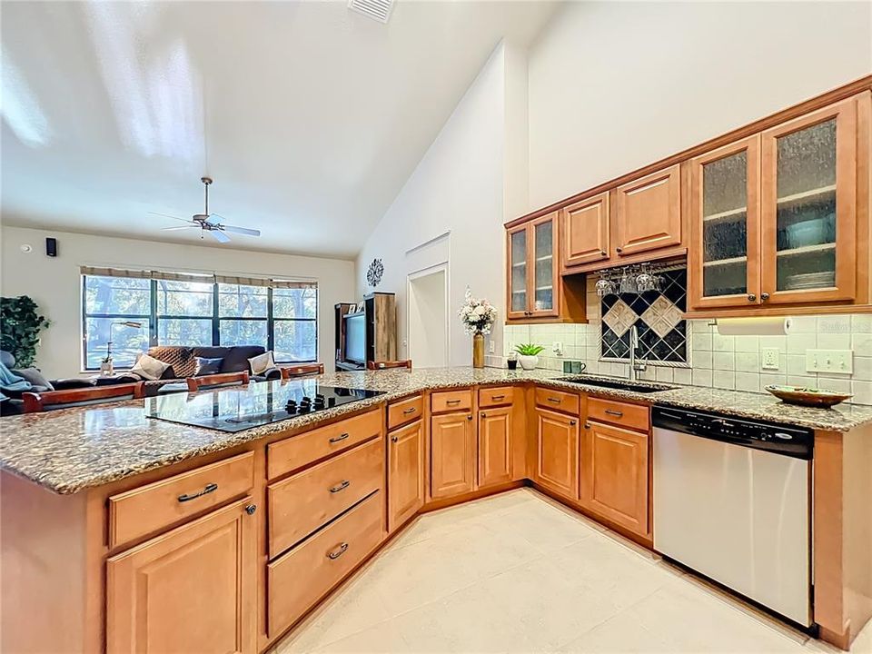 合同活跃: $475,000 (3 贝兹, 2 浴室, 2119 平方英尺)