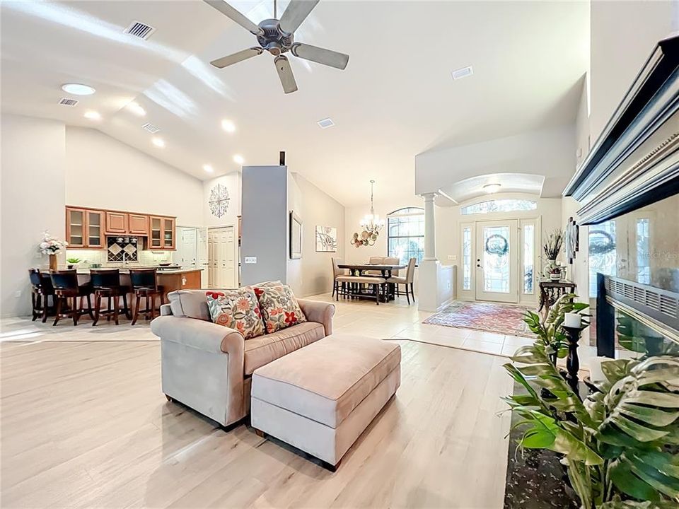 合同活跃: $475,000 (3 贝兹, 2 浴室, 2119 平方英尺)