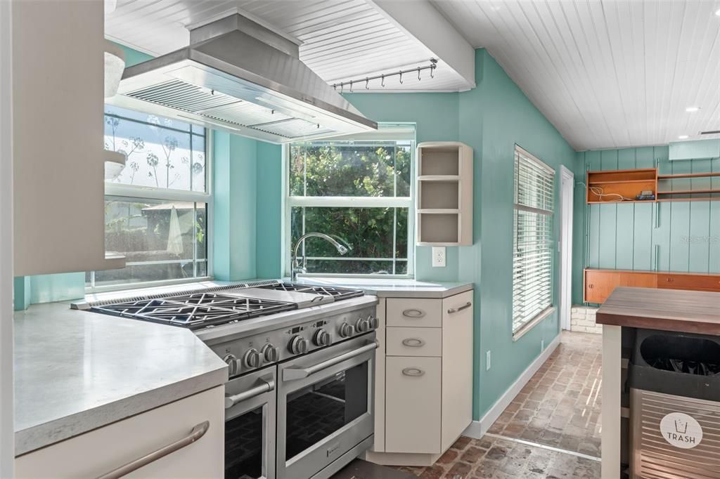 Под контрактом: $619,000 (4 спален, 2 ванн, 2651 Квадратных фут)