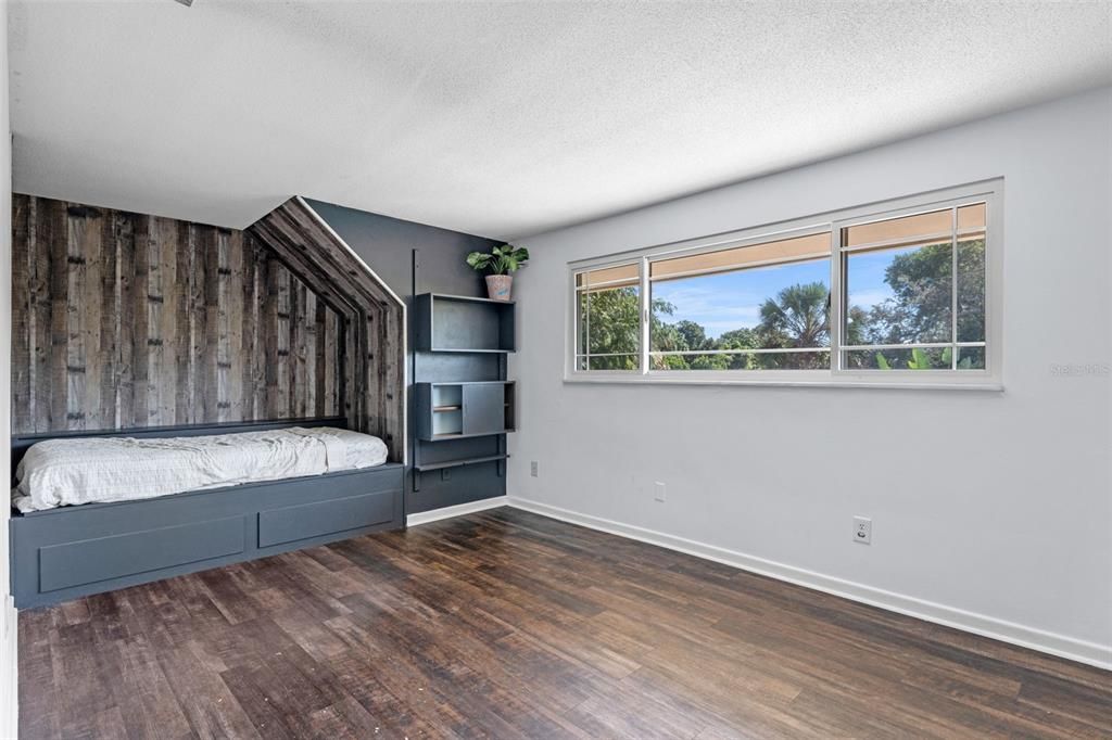 Под контрактом: $619,000 (4 спален, 2 ванн, 2651 Квадратных фут)