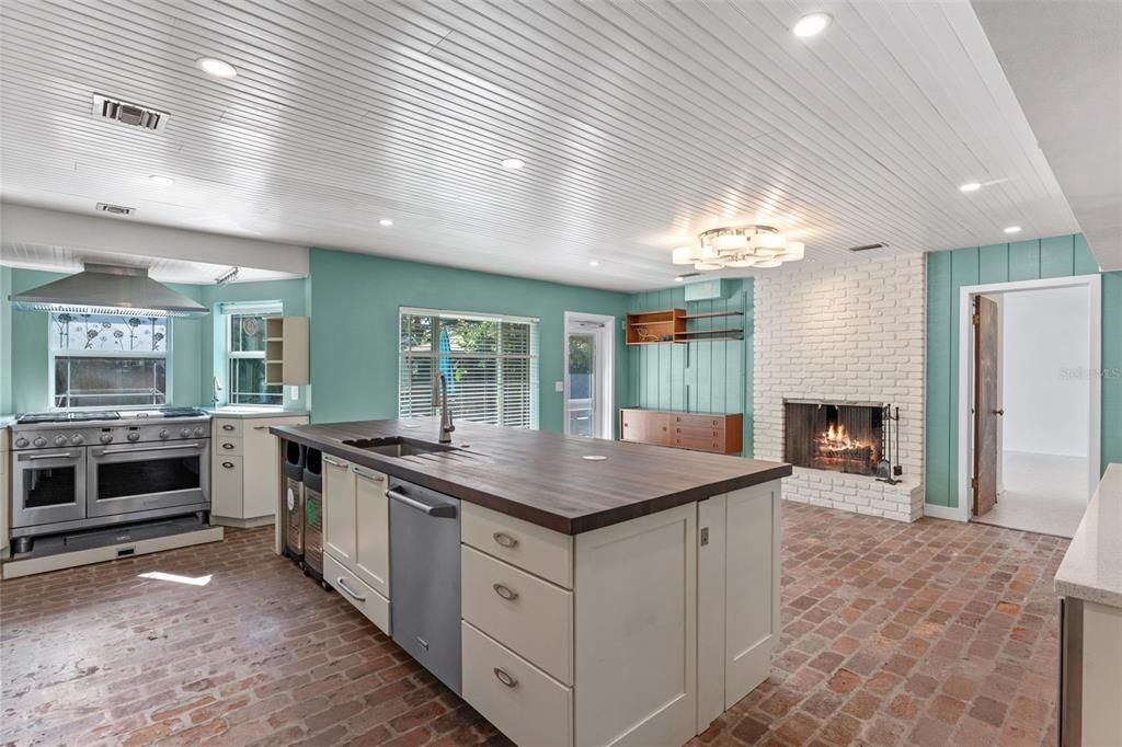 Под контрактом: $619,000 (4 спален, 2 ванн, 2651 Квадратных фут)