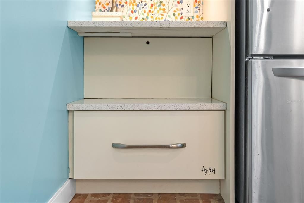 Под контрактом: $619,000 (4 спален, 2 ванн, 2651 Квадратных фут)