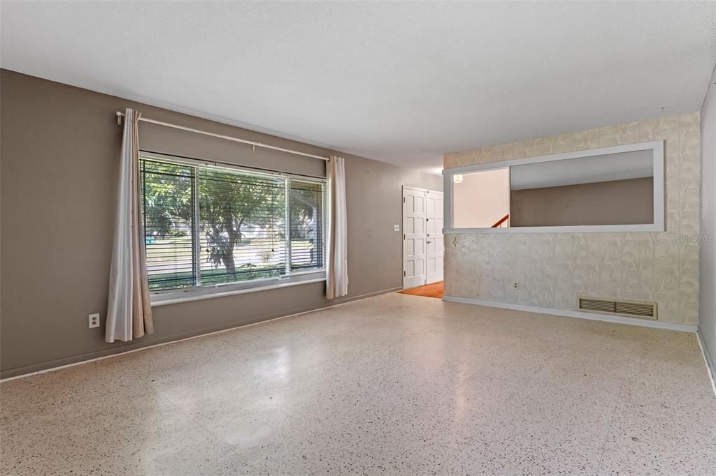 Под контрактом: $619,000 (4 спален, 2 ванн, 2651 Квадратных фут)