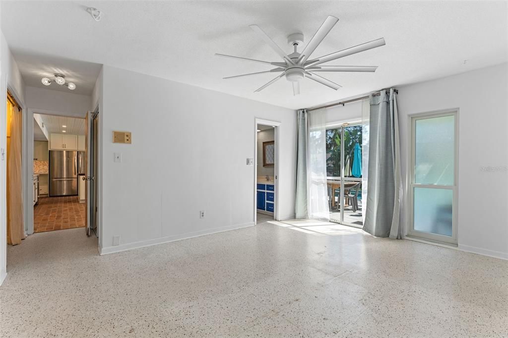 Под контрактом: $619,000 (4 спален, 2 ванн, 2651 Квадратных фут)