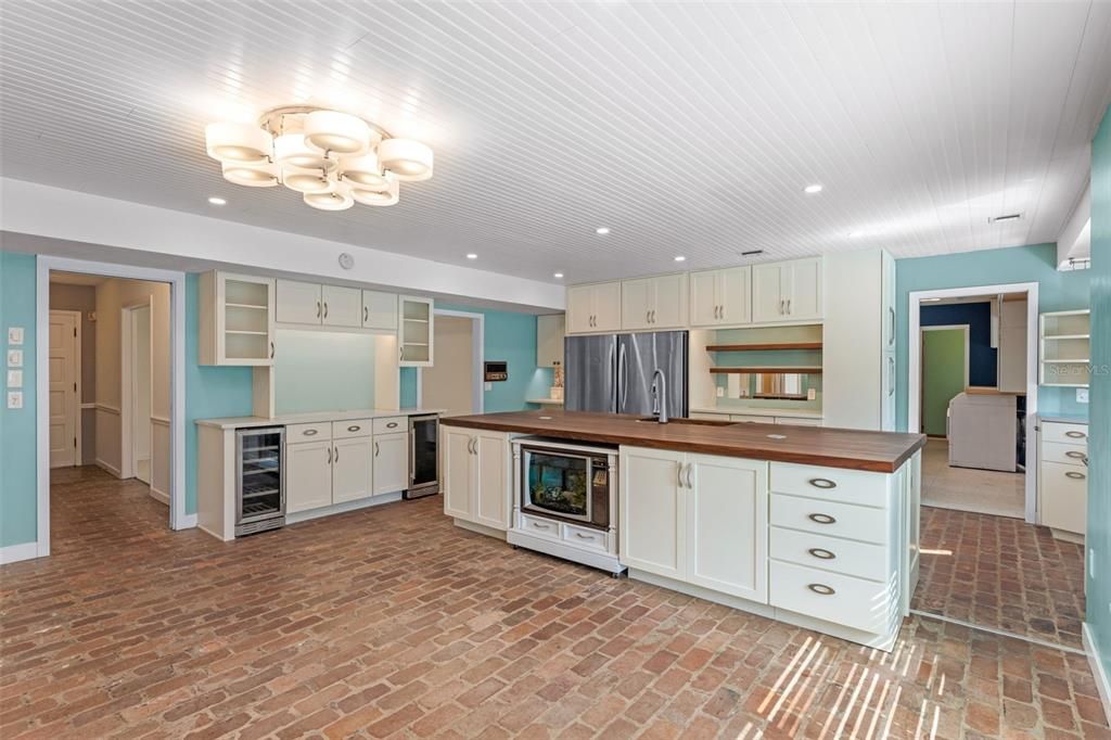 Под контрактом: $619,000 (4 спален, 2 ванн, 2651 Квадратных фут)