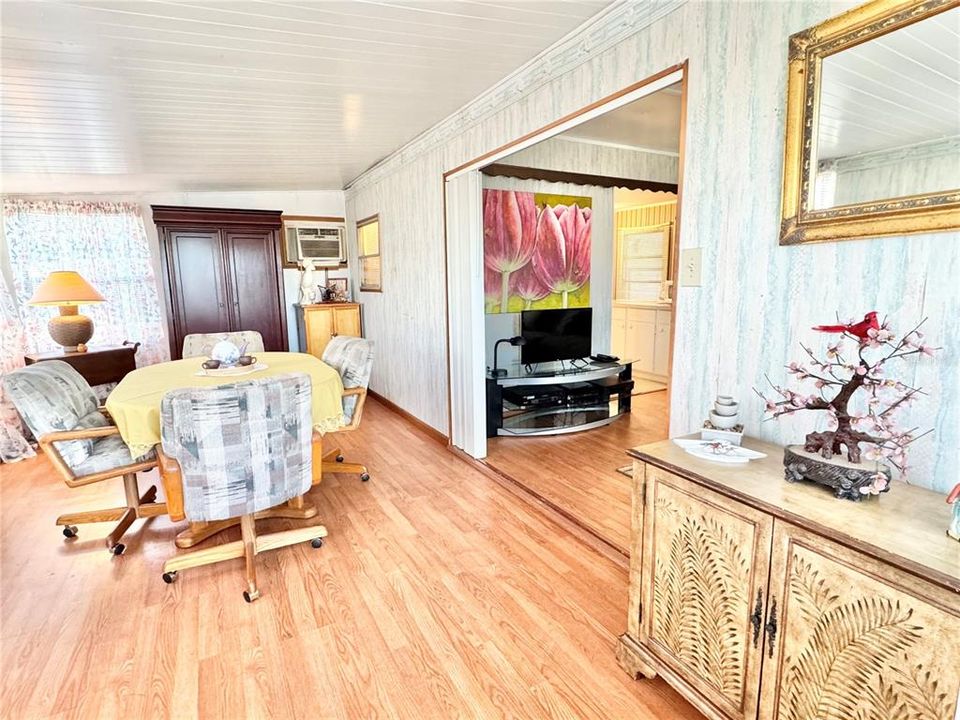 На продажу: $109,900 (1 спален, 1 ванн, 812 Квадратных фут)