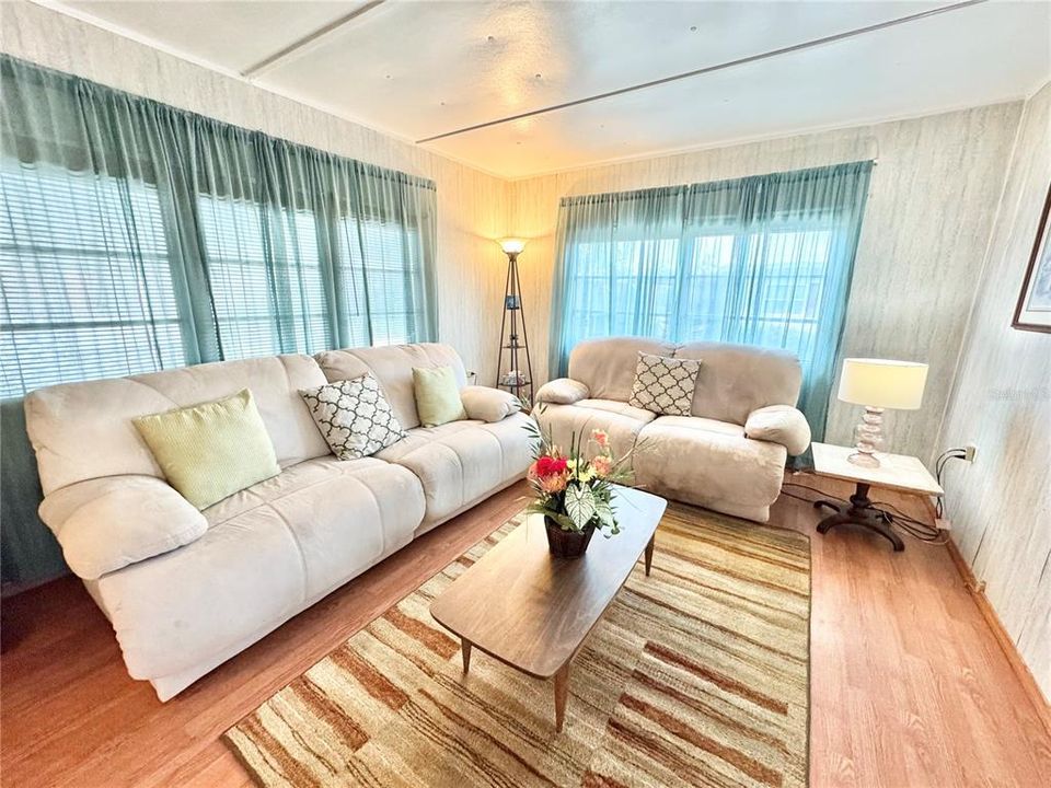 На продажу: $109,900 (1 спален, 1 ванн, 812 Квадратных фут)