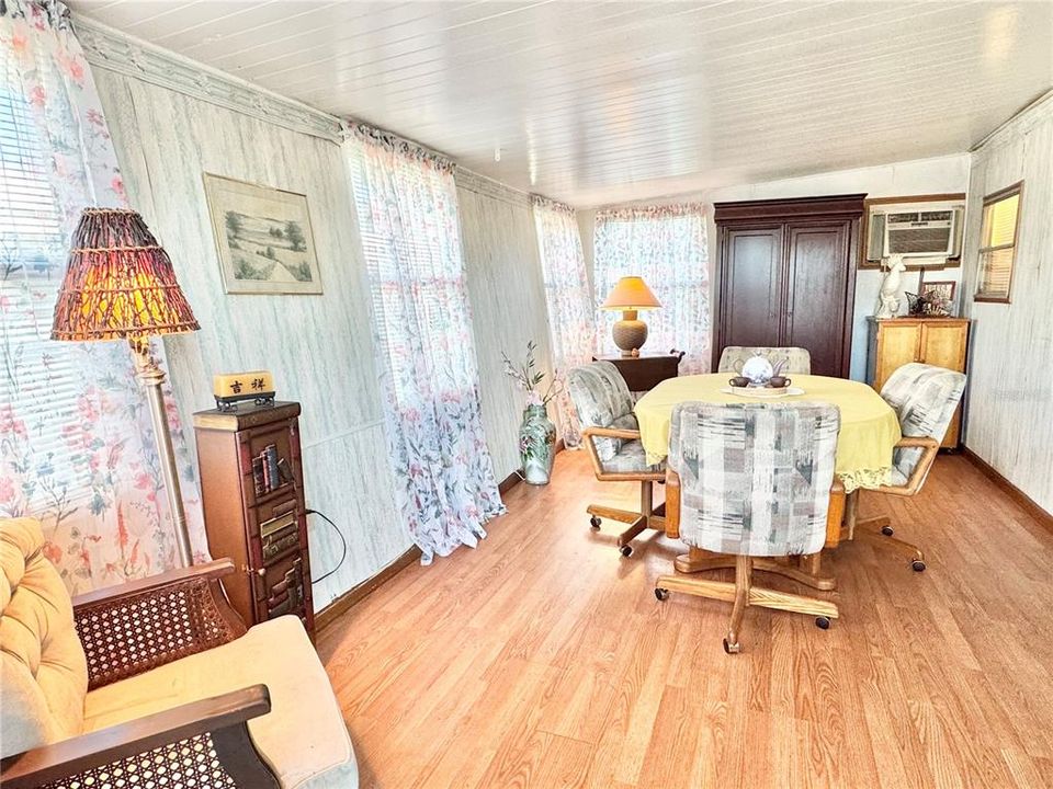 На продажу: $109,900 (1 спален, 1 ванн, 812 Квадратных фут)