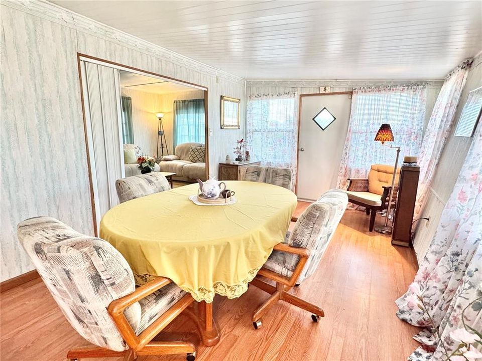 На продажу: $109,900 (1 спален, 1 ванн, 812 Квадратных фут)