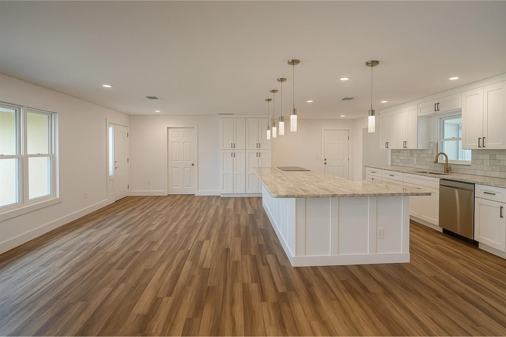 For Sale: $340,000 (3 beds, 3 baths, 1881 Square Feet)