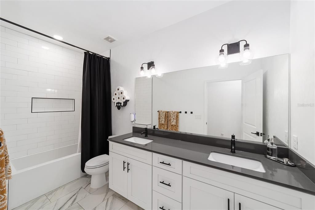 合同活跃: $444,900 (4 贝兹, 2 浴室, 2070 平方英尺)