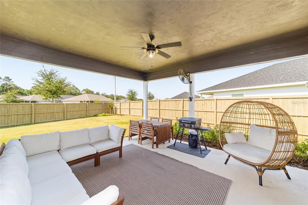 合同活跃: $444,900 (4 贝兹, 2 浴室, 2070 平方英尺)