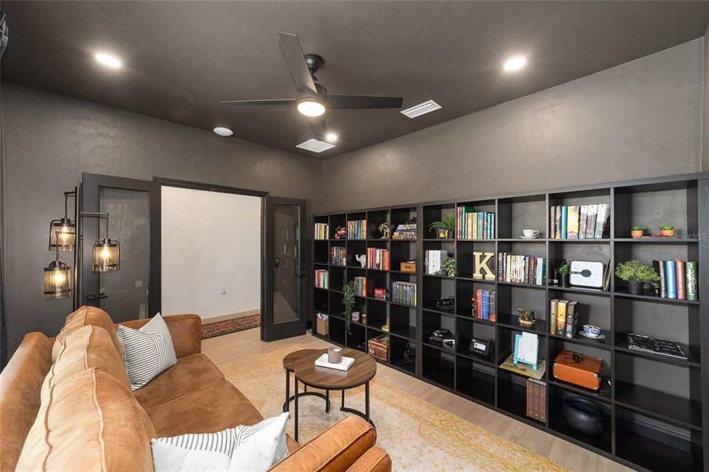 合同活跃: $444,900 (4 贝兹, 2 浴室, 2070 平方英尺)