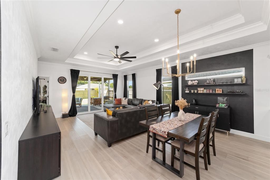 合同活跃: $444,900 (4 贝兹, 2 浴室, 2070 平方英尺)