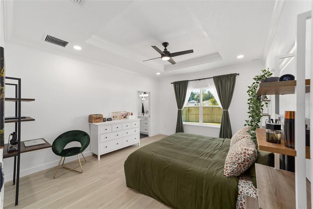 合同活跃: $444,900 (4 贝兹, 2 浴室, 2070 平方英尺)