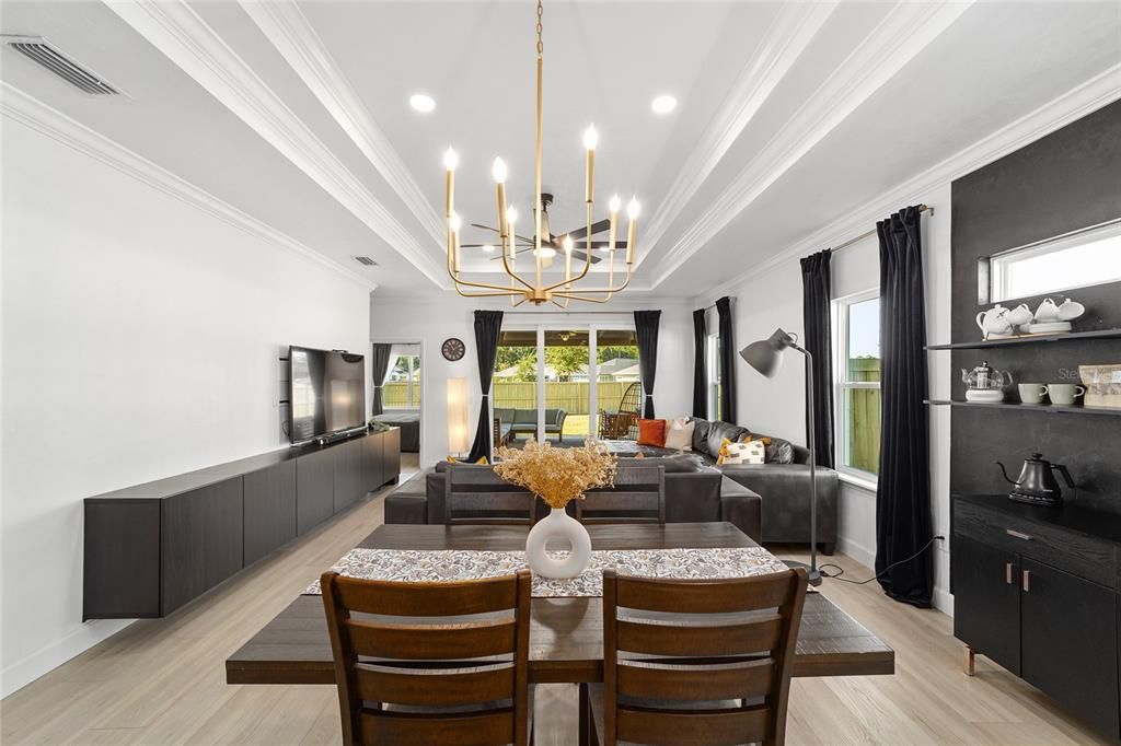 合同活跃: $444,900 (4 贝兹, 2 浴室, 2070 平方英尺)