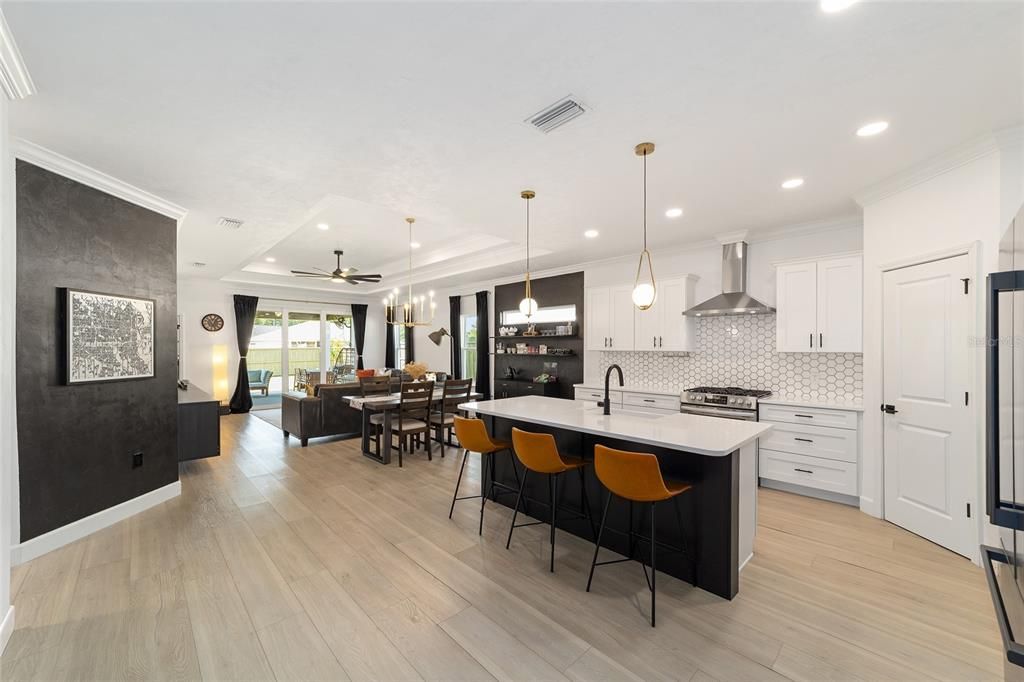 合同活跃: $444,900 (4 贝兹, 2 浴室, 2070 平方英尺)