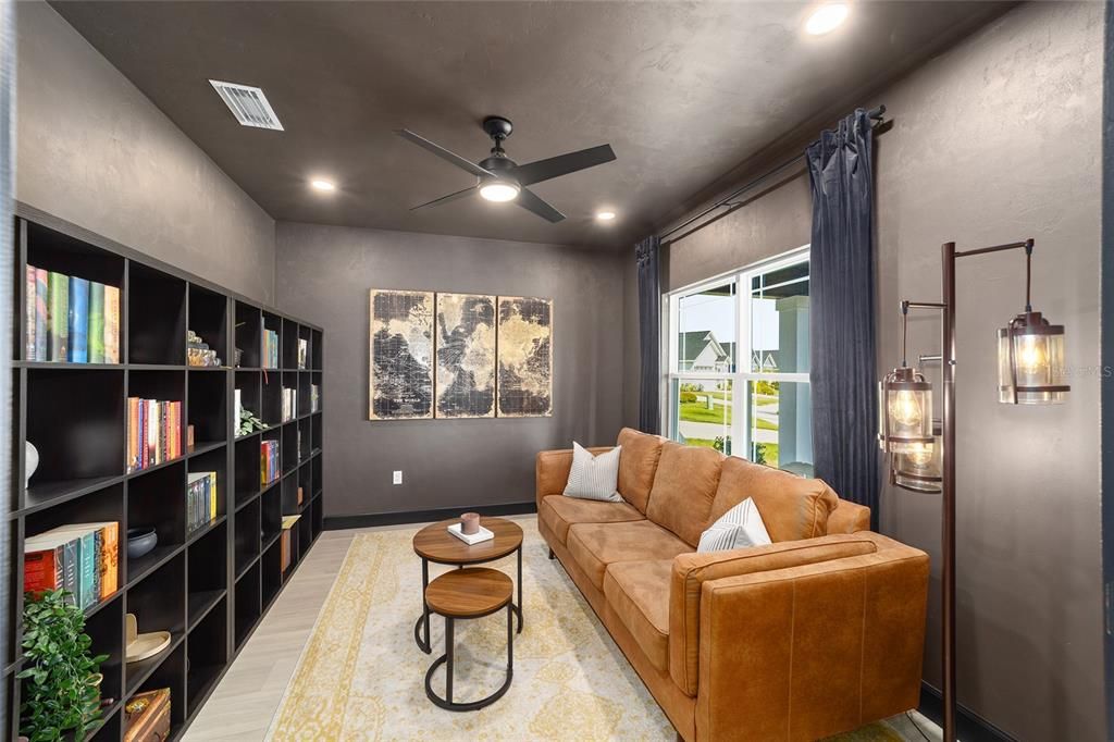 合同活跃: $444,900 (4 贝兹, 2 浴室, 2070 平方英尺)