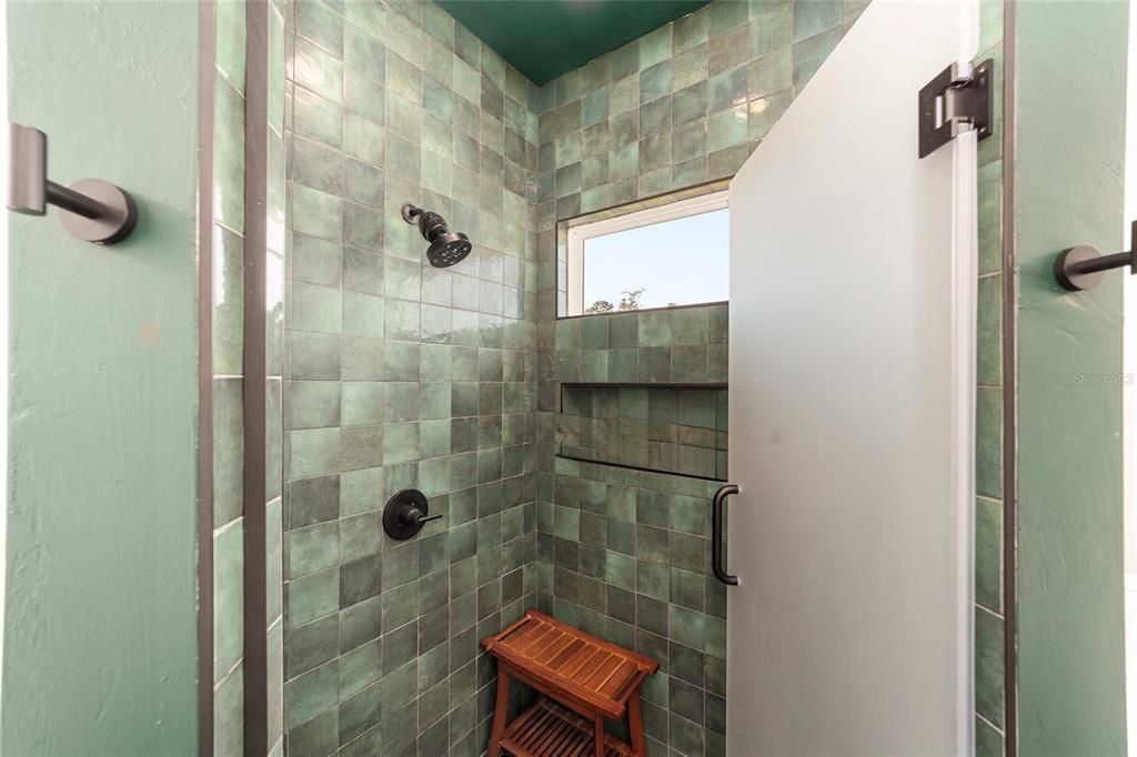 合同活跃: $444,900 (4 贝兹, 2 浴室, 2070 平方英尺)