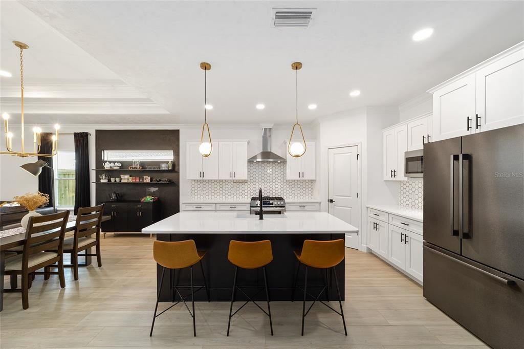 合同活跃: $444,900 (4 贝兹, 2 浴室, 2070 平方英尺)