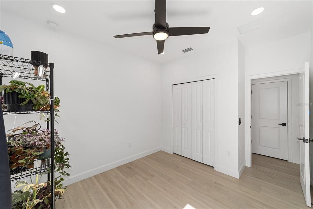 合同活跃: $444,900 (4 贝兹, 2 浴室, 2070 平方英尺)